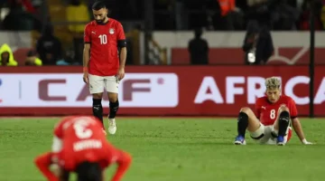 صدمة مفاجئة.. مشجع يلتقي محمد صلاح في المطار (فيديو)